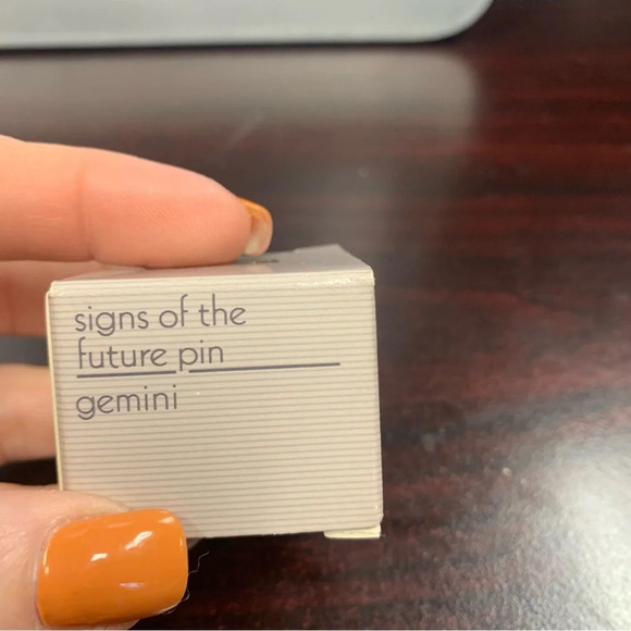 Avon Gemini  Goldtone pin NIB 1990 horoscope fan - Picture 4 of 5